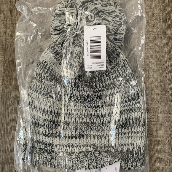 American Eagle Grey Marbled Winter Beanie Pom Pom Hat! - Picture 2 of 3